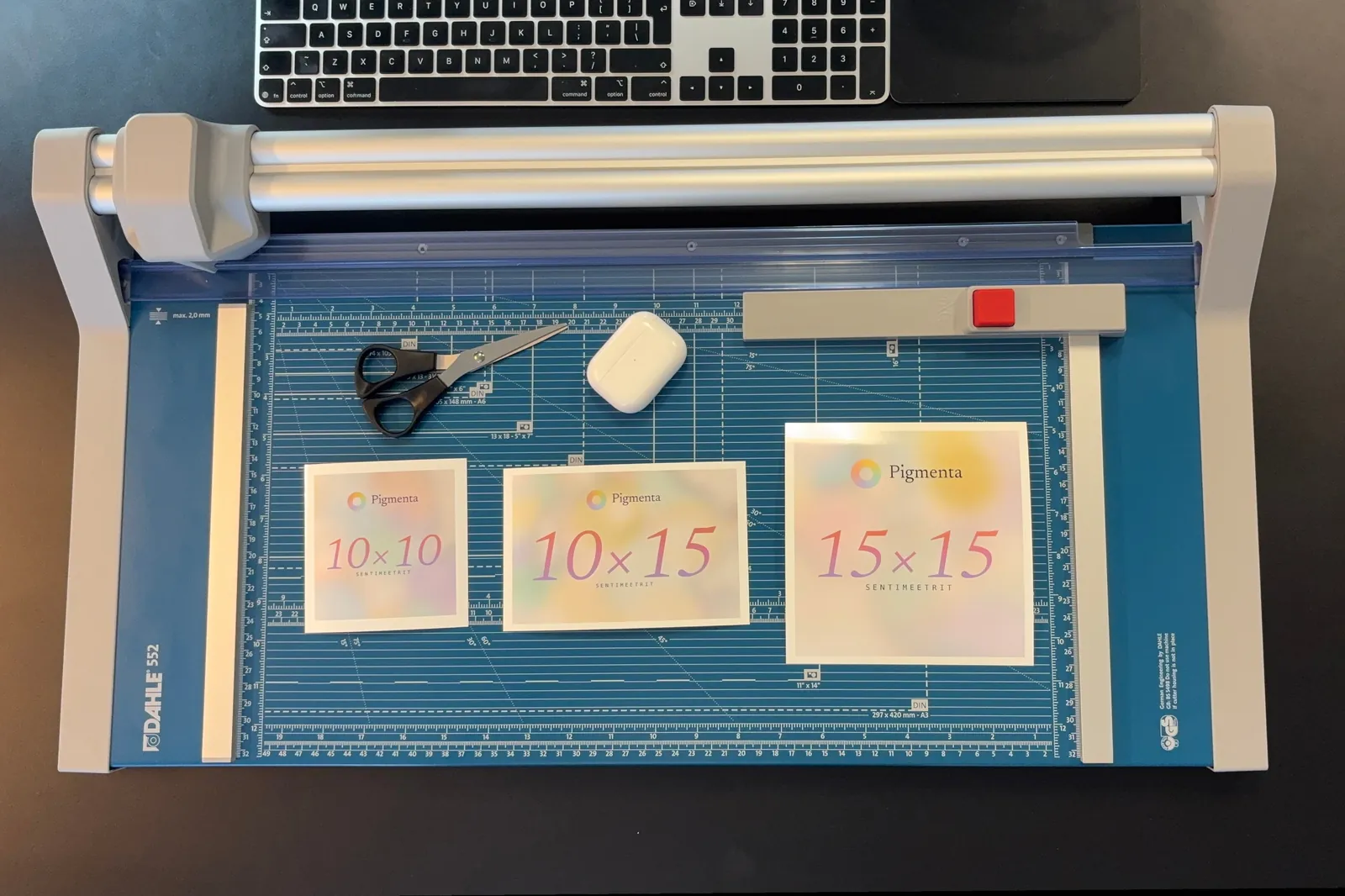 10×15 cm prindi suurus võrdluses telefoni ja 10×15 prindiga