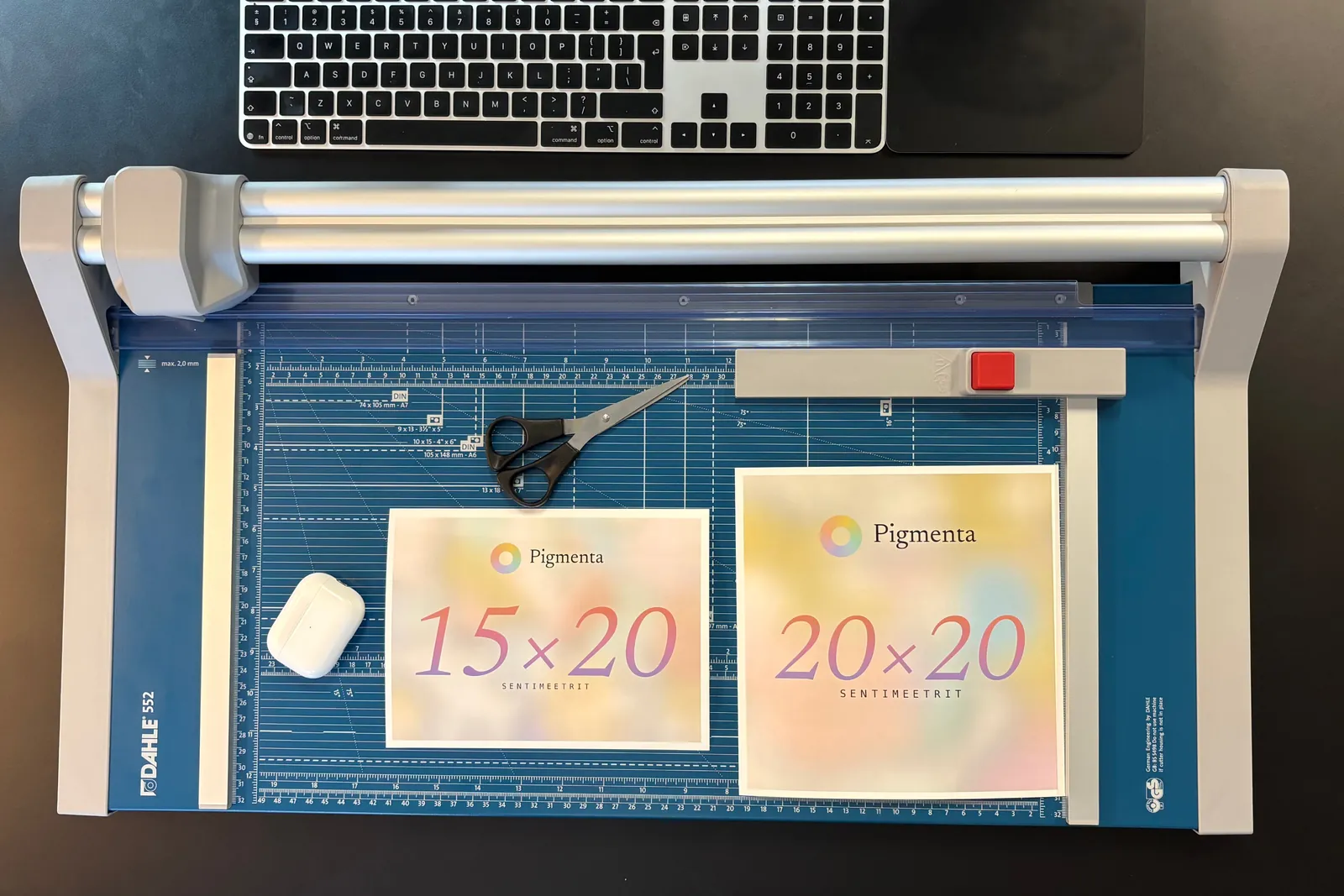 15×20 cm prindi suurus võrdluses telefoni ja 10×15 prindiga