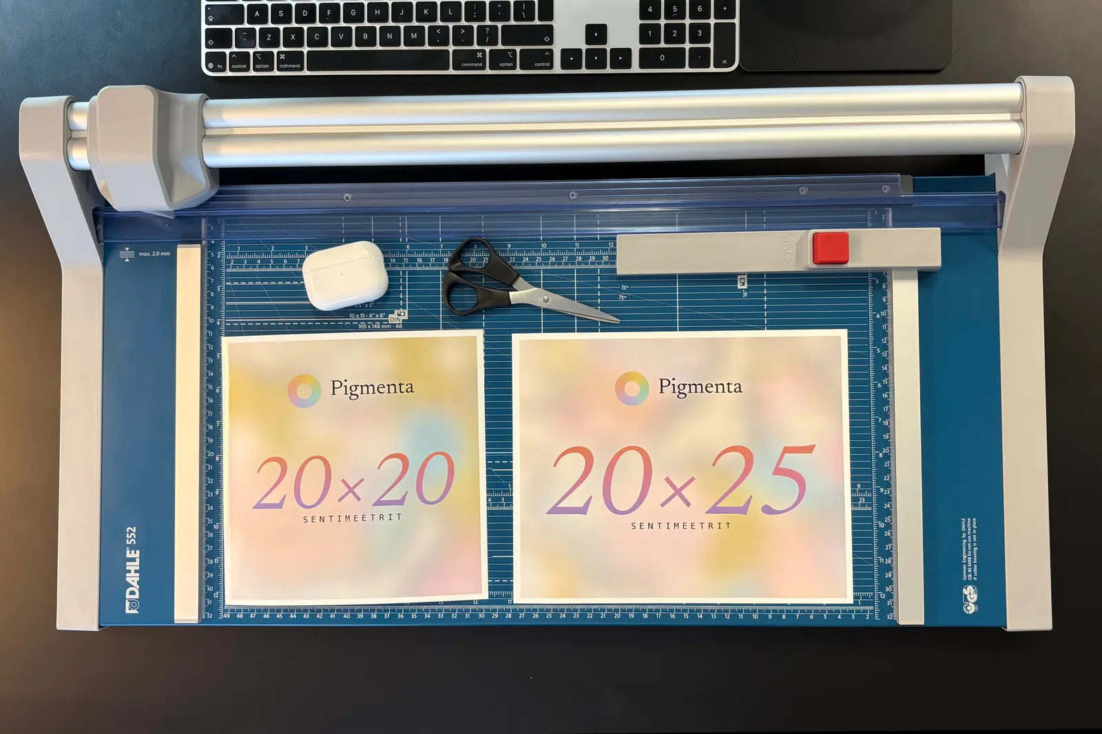 20×25 cm prindi suurus võrdluses telefoni ja 10×15 prindiga