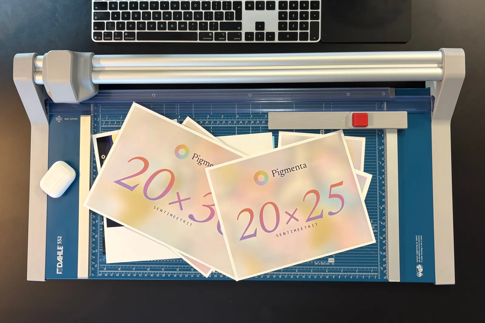 20×30 cm prindi suurus võrdluses telefoni ja 10×15 prindiga